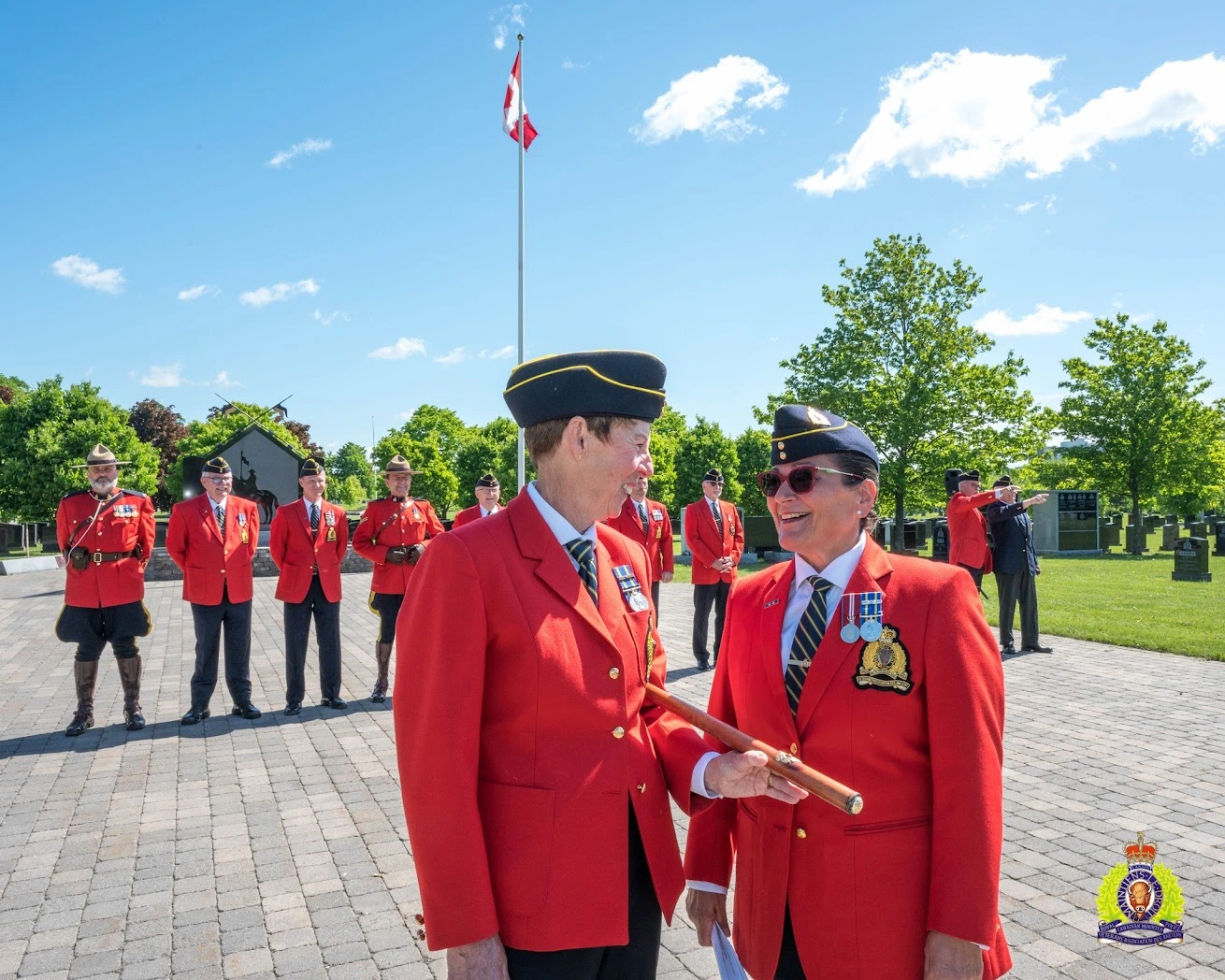 RCMPVA - Ce que nous faisons Les vétérans de la GRC Chris Windover (à gauche) et Luisa Russo-Lemay (à droite) discutent avant de rassembler la troupe de cérémonie pour la veillée annuelle au Cimetière commémoratif national de la GRC à Beechwood, à Ottawa (Ontario). Le 23 mai 2024.